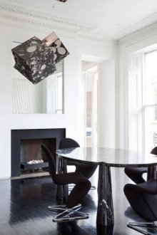 Черен под с бели стени и таван.