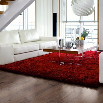 Червен килим в кафяво-бял интериор