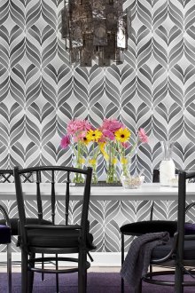 Монохромен сив тапет допълва ярки мебели