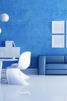Син тапет с бял под и мебели