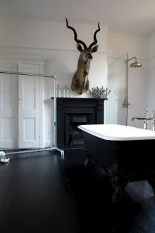 Черен под в банята