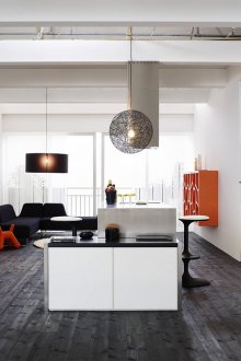 Красив под от тъмно дърво със светли стени и таван.