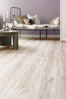 Лек дървен паркет в спалнята