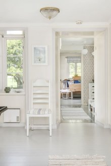 Светъл под и врати