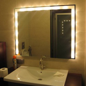 Осветено огледало за баня