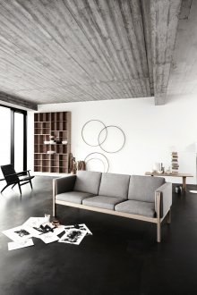 Черен под с бели стени и сив таван.