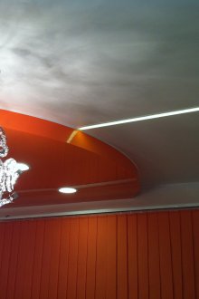 Червен и бял опънат таван със светлина