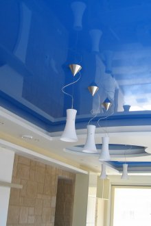 Син и бял гланцов таван за опъване в кухнята