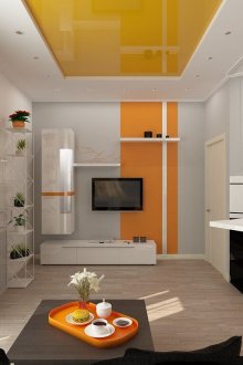 Оранжев и бял опънат таван в кухнята