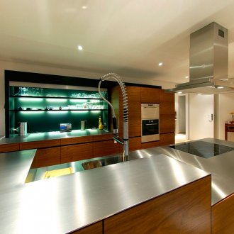 Бял опънат таван в кухнята