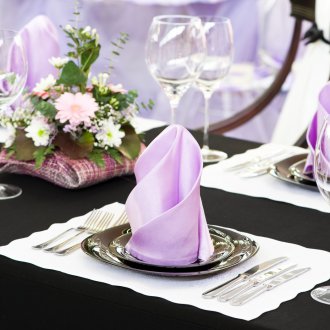 Wedding table setting with napkins