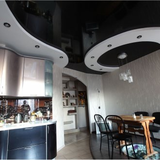 Черно-бял окачен таван в кухнята