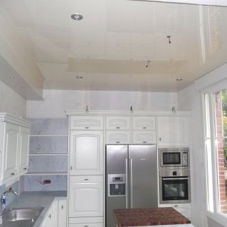 Бял опънат таван в кухнята