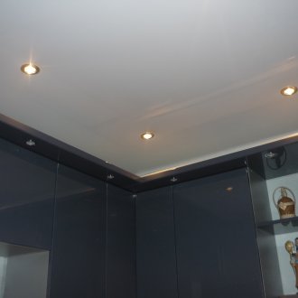 Бял лъскав таван за разтягане в кухнята