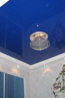 Син и бял гланцов таван за опъване в кухнята