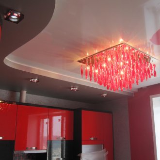 Сив и бял гланцов опънат таван в кухнята