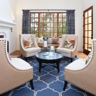 Син килим в интериора на хола