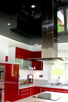 Черен лъскав таван за опъване в кухнята