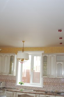 Бял матов разтегателен таван в кухнята