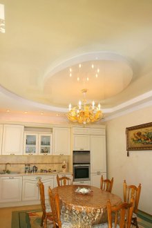 Кремообразен бял гланцов таван в кухнята