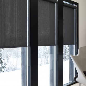 Schwarze Vorhänge an Fenstertüren