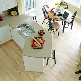 Ламинат в малка светла кухня