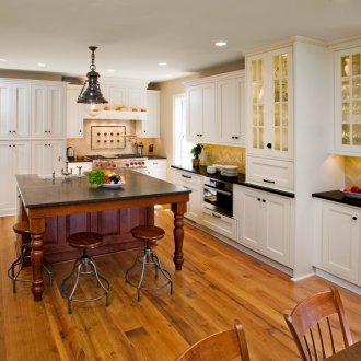 Ламинат в дърво в просторна кухня