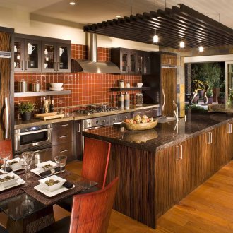 Ламинирано дърво в уютна кухня в тъмни цветове