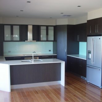 Дървен ламинат в черно-бяла кухня