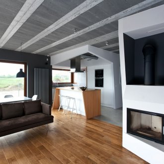 Ламинатът и плочките добре обзавеждат дневната и кухнята