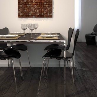 Черен ламинат под дърво в кухнята