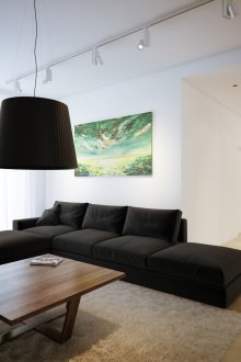 Минималистичен черен диван