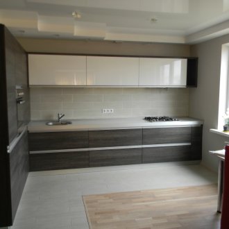 Плочки и ламинат в черно-бяла кухня