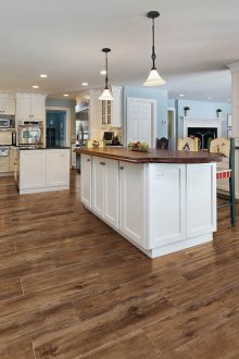 Стилен ламинат под дърво в голяма кухня