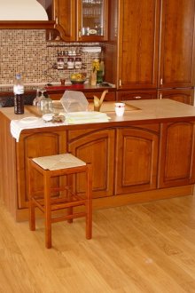 Лек ламинат под дърво в малка кухня