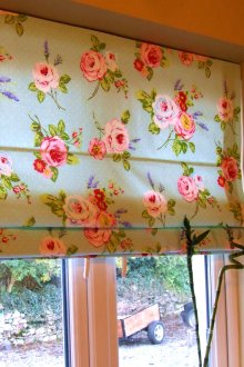 Римски флорални завеси за кухнята