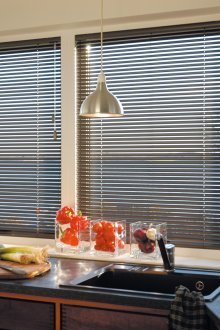 Сиви щори за кухнята