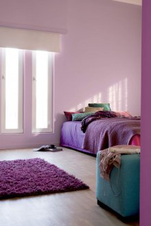 Минималистична спалня от люляк