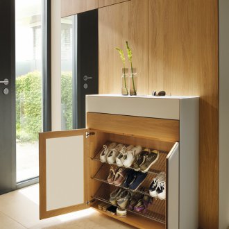 Шкаф за обувки в интериора на коридора