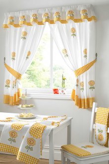 Къси жълти и бели кухненски завеси