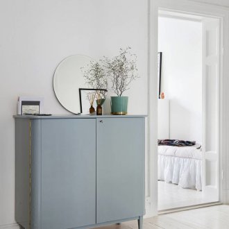 Нощна шкафка в ретро стил