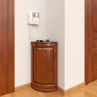 Ъглов постамент в коридора