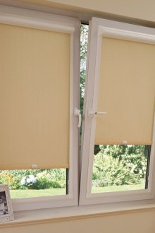 Бежови ролетни щори в кухнята