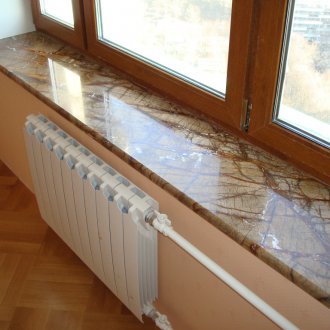 Златист набразден перваз от мраморен прозорец