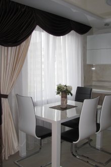 Черно-бели елегантни завеси с ламбрекени