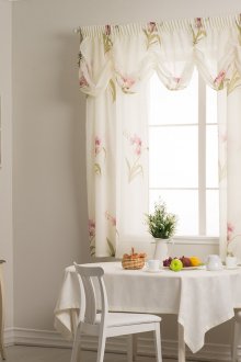 Леки завеси с ламбрекени в кухнята