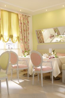 Красиви цветни завеси