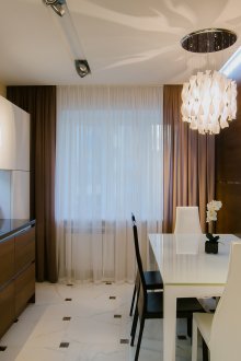 Минималистични прави кафяви бели тюлени завеси за кухнята