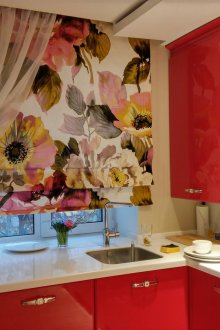 Необичайна комбинация от къси завеси в кухнята