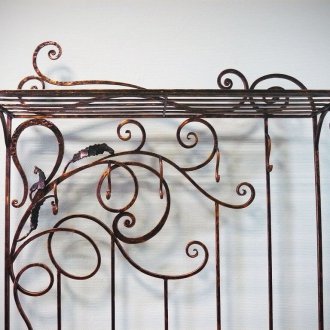 Закачалка от ковано желязо в коридора